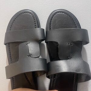 Brand New Fashionable Black Leather Sandals/Slippers Sz 10.5 (43.5)